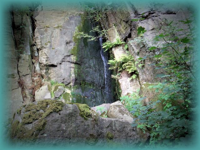 Langenhennersdorfer Wasserfall natürlich schön