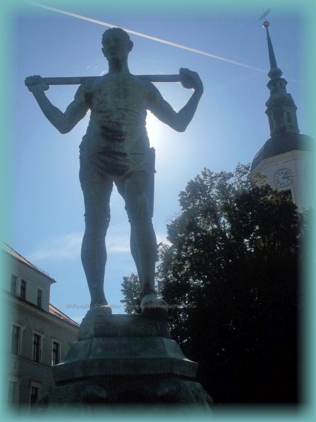 Bronzeskulptur vor Marienkirche