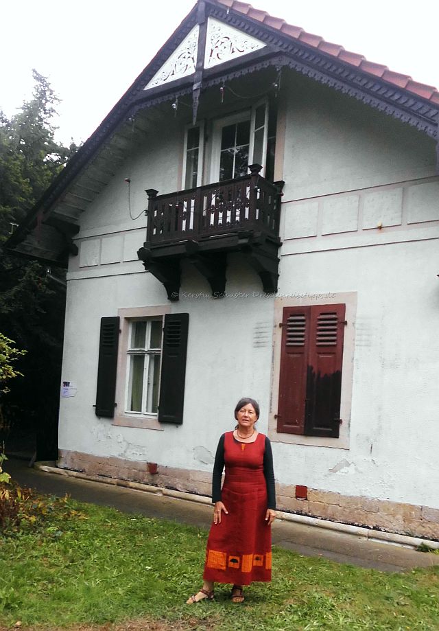 Silvia Tröster vor dem alten Haus in Laubegast, wo die Pilotin Melli Beese einst wohnte.