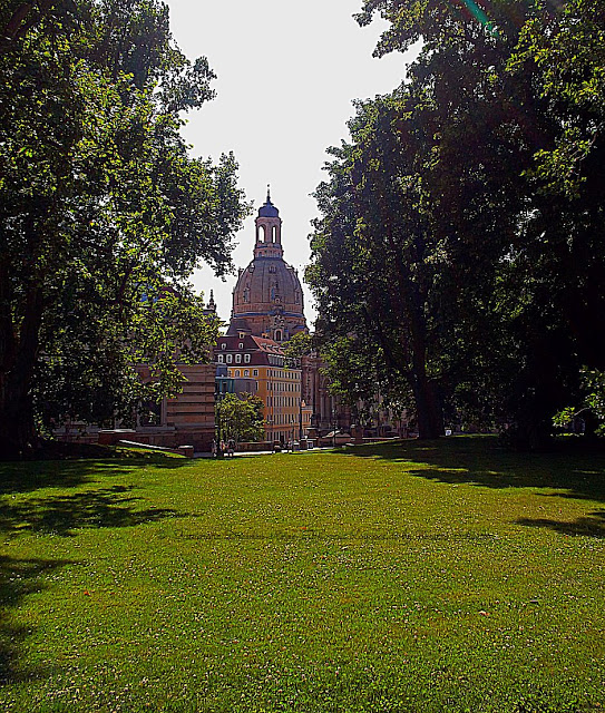 Blick auf die Frauenkirche Dresden Parkanlage Dresden City