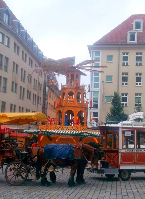 Stadtrundfahrt mit der Pferdekutsche durch Dresden Weihnachtszauber Neumarkt Dresden Kutschfahrten