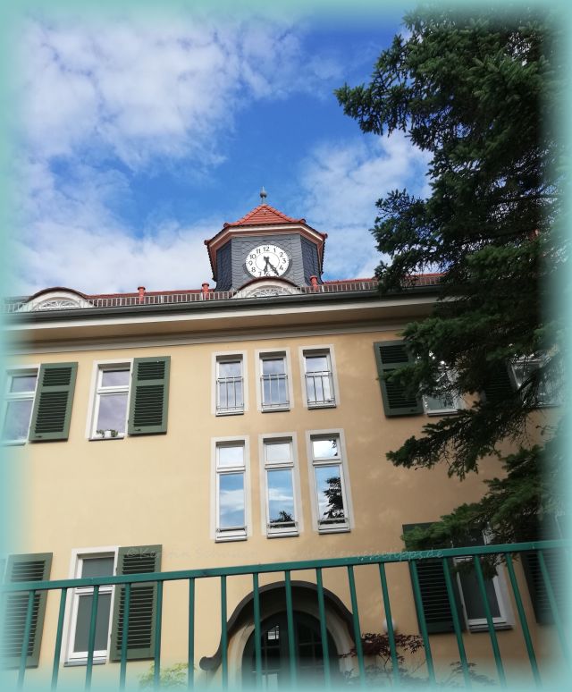 Haus mit Uhr in Pillnitz
