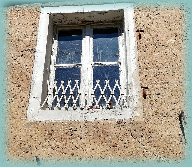 originale Hausfassade mit alten Fenster